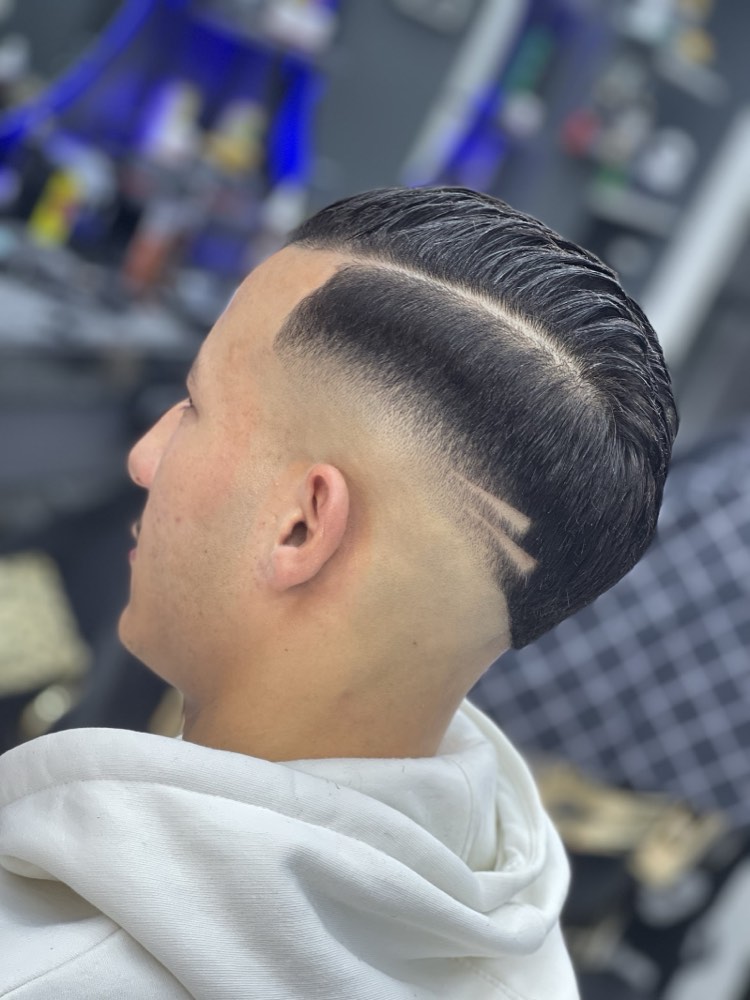 Fade alto con riga laterale e capelli pettinati indietro